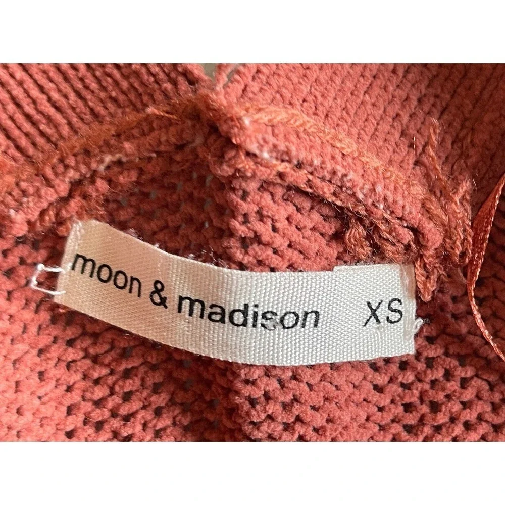 Moon and Madison Women’s Size XS Rust Cropped Sweater FLAW - Picture 5 of 8